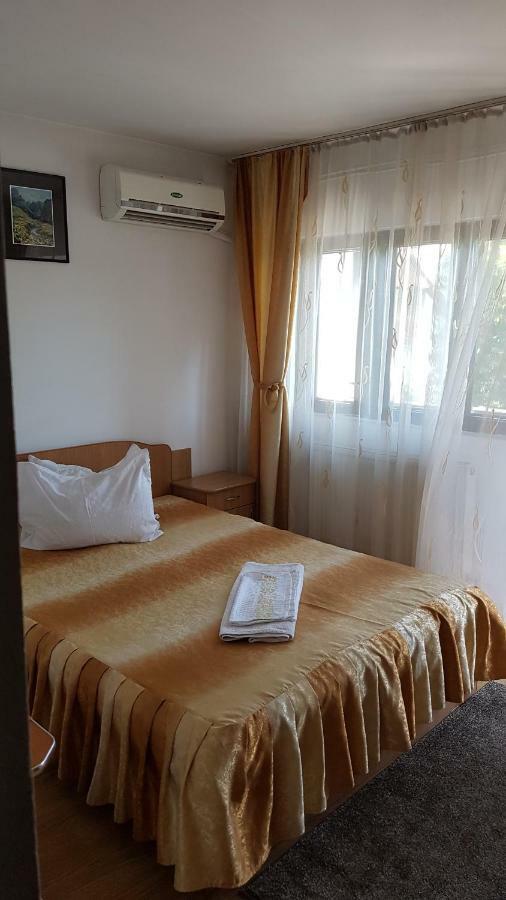 Bed and Breakfast Riviera Valceana Râmnicu Vâlcea Exterior foto
